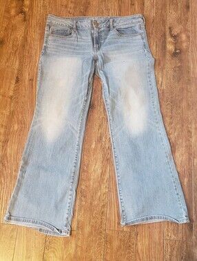 American Eagle Light Wash Women's Bootcut Jeans - Classic Casual Style